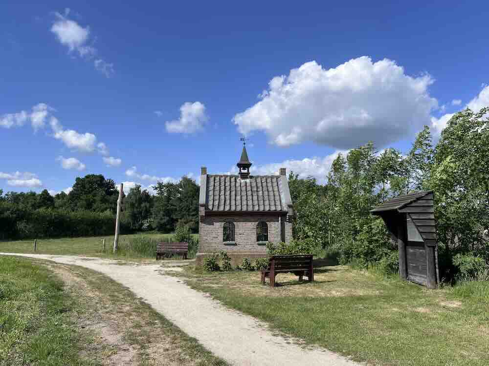 Wandelen richting Esdonks Kapelleke door het buitengebied