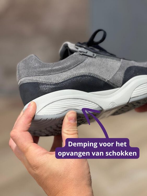 Close-up van een dempende zool bij reumatische schoenen