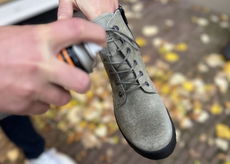 Nubuck schoenen beschermen - inspuiten met Carbon Pro