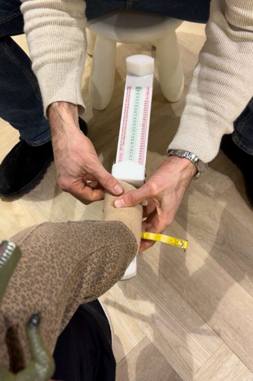 kindervoeten opmeten in een kinderschoenen speciaalzaak